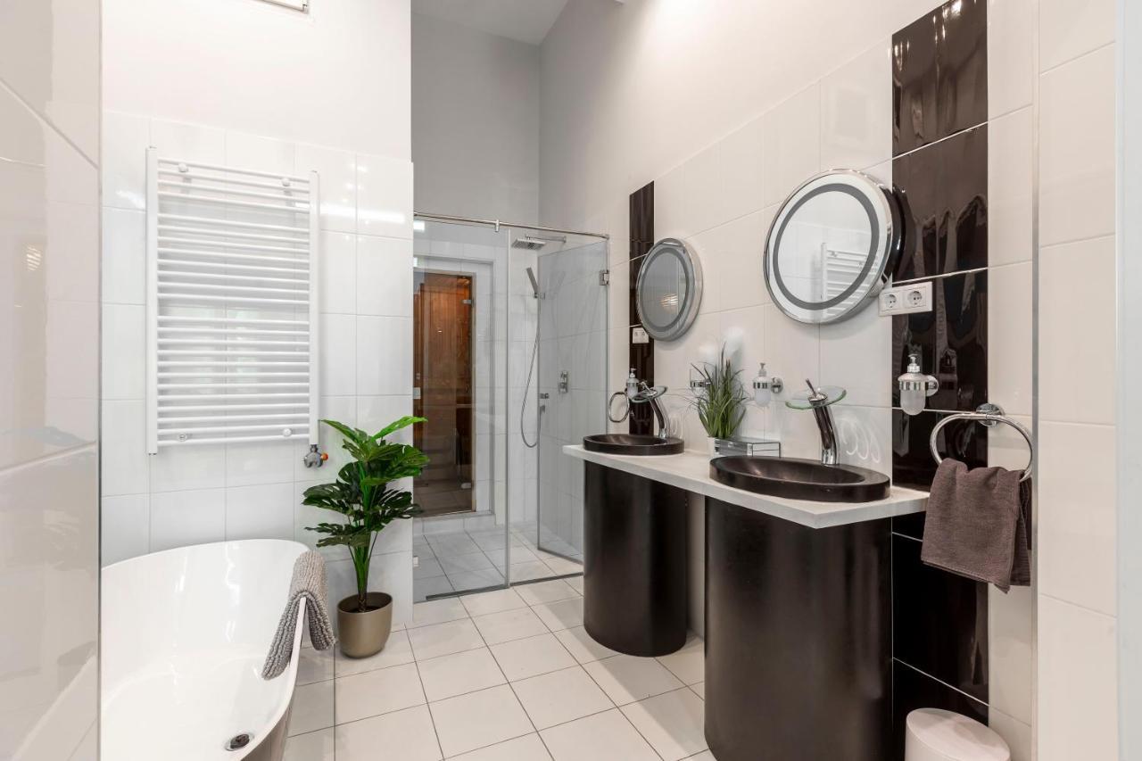 Luxurious & Spacious Downtown Residence In Liszt Ferenc Square ブダペスト エクステリア 写真