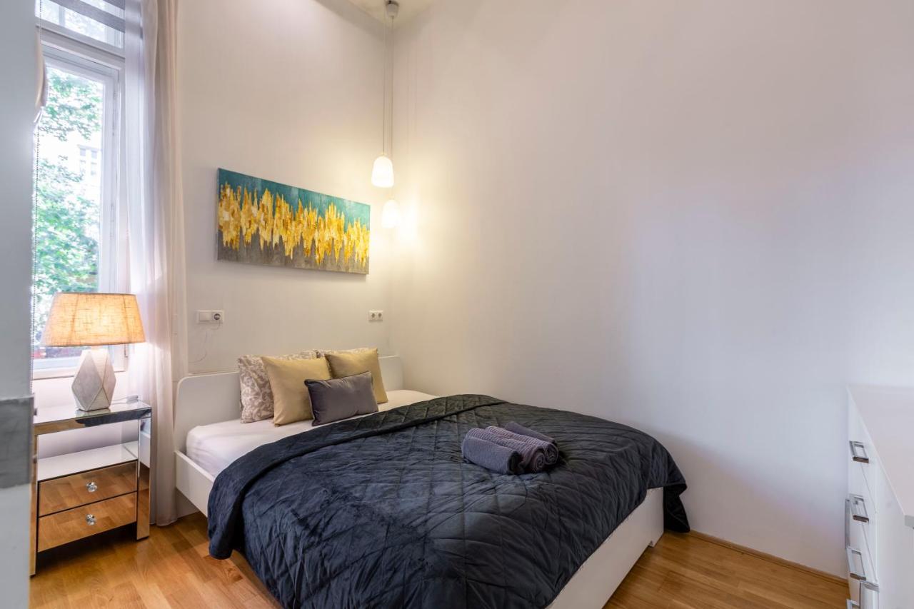 Luxurious & Spacious Downtown Residence In Liszt Ferenc Square ブダペスト エクステリア 写真