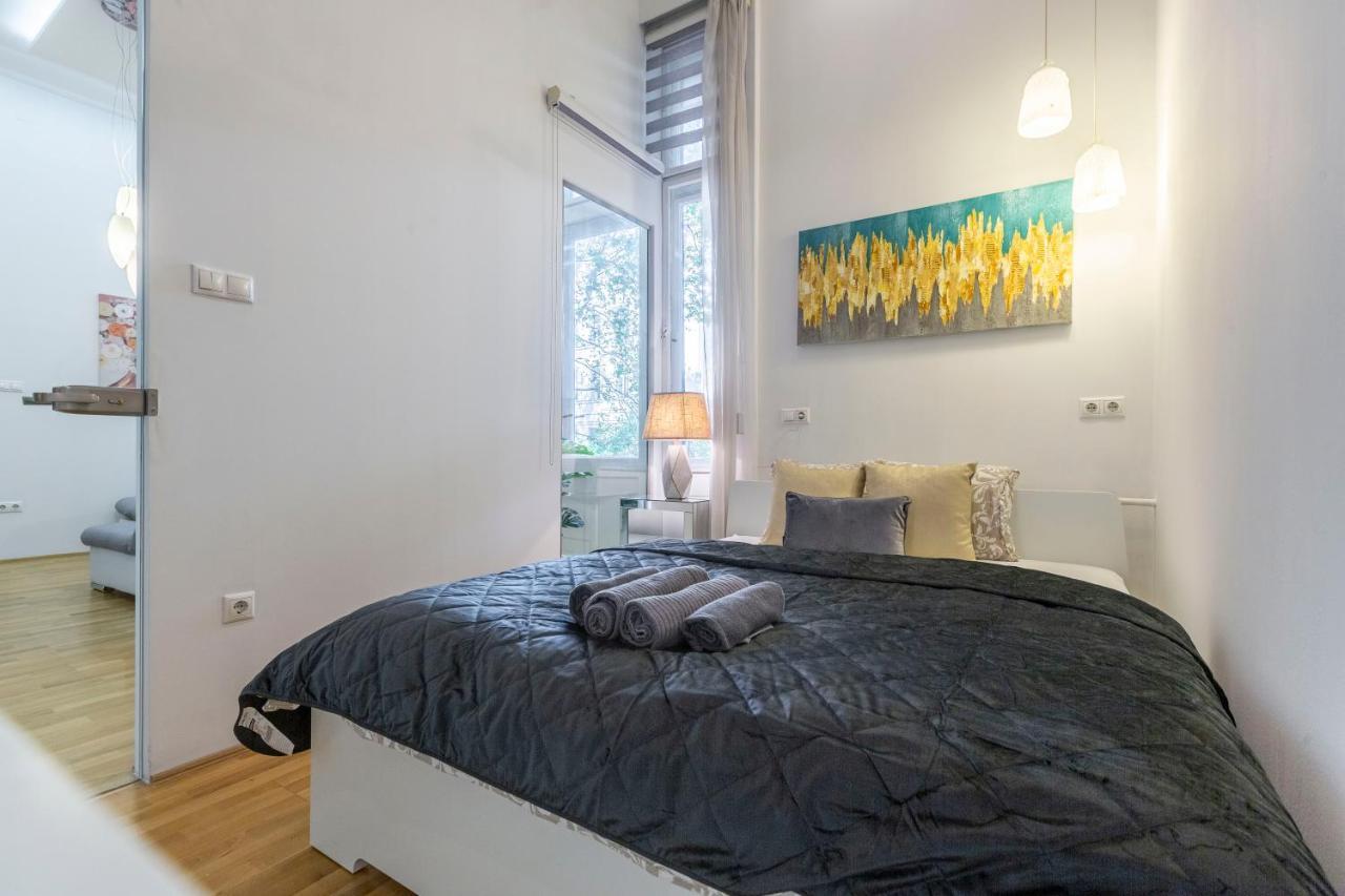 Luxurious & Spacious Downtown Residence In Liszt Ferenc Square ブダペスト エクステリア 写真