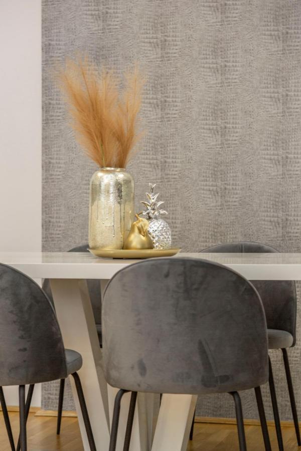 Luxurious & Spacious Downtown Residence In Liszt Ferenc Square ブダペスト エクステリア 写真